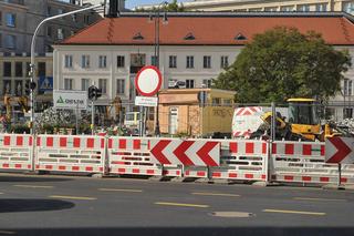 Wrócił ruch na obie jezdnie Placu Trzech Krzyży. Inwestycja mocno opóźniona