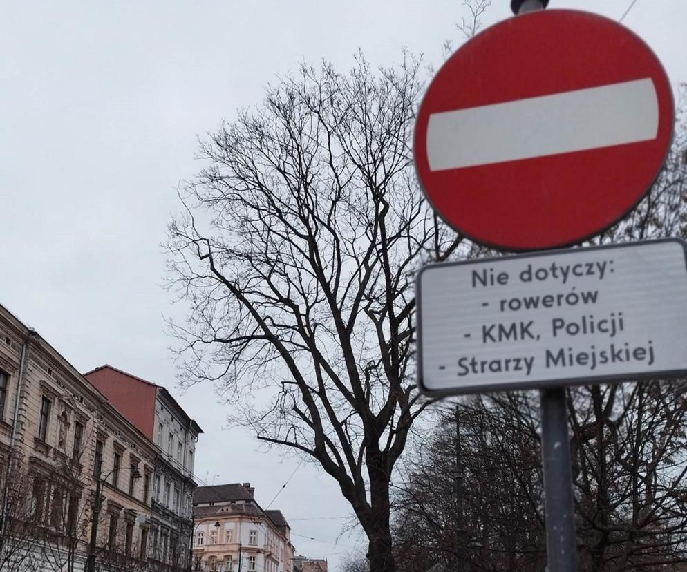 Niegdyś miasto poetów, dziś analfabetów? Kuriozalny błąd na znaku drogowym w Krakowie