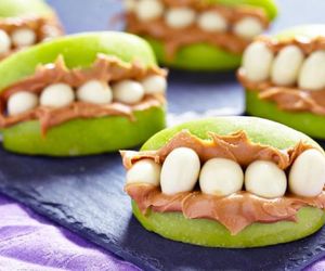 Jak zrobić potworne usta? Przepis na pyszną i zdrową przekąskę na Halloween