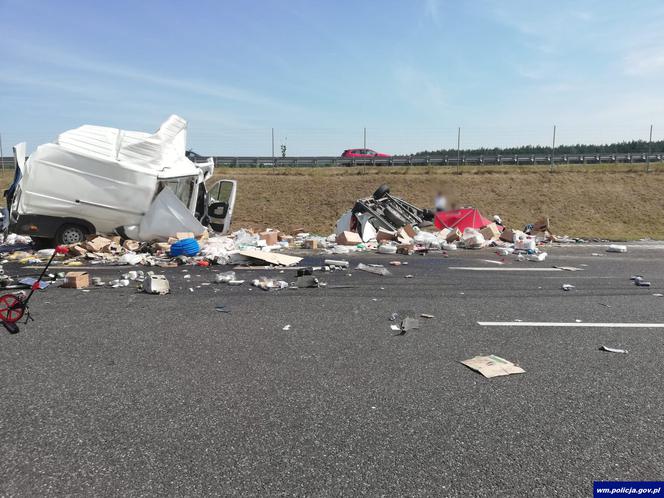 Karambol na trasie S7 pod Olsztynem - przepakowywali ładunek na pasie autostrady