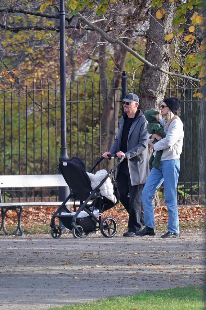 Krzysztof Ibisz z rodziną na spacerze