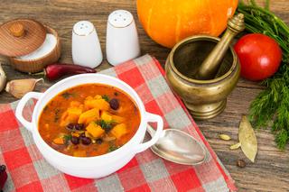 Zupa z dyni hokkaido z czerwoną fasolą i pomidorami - cudownie jesienna propozycja