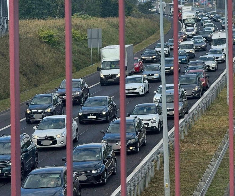 Poranny paraliż na DTŚ. Zderzenie dwóch pojazdów zablokowało trasę w kierunku Katowic