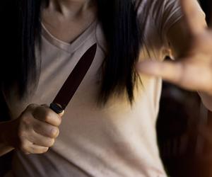 Odwiedziła babcię i rzuciła się na jej szyję z nożem. Pocięła jej również ręce!