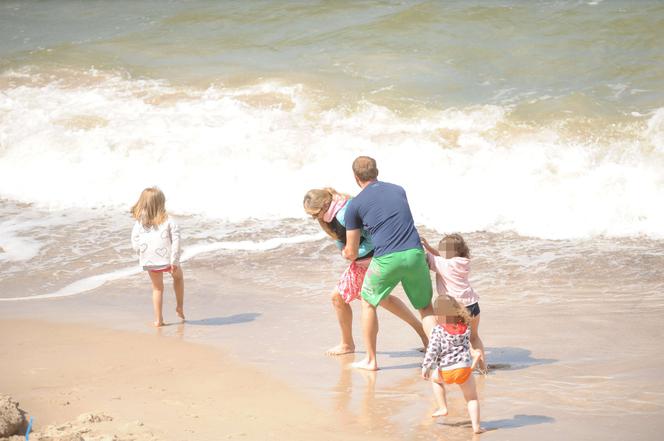 Anna Guzik z rodziną na plaży