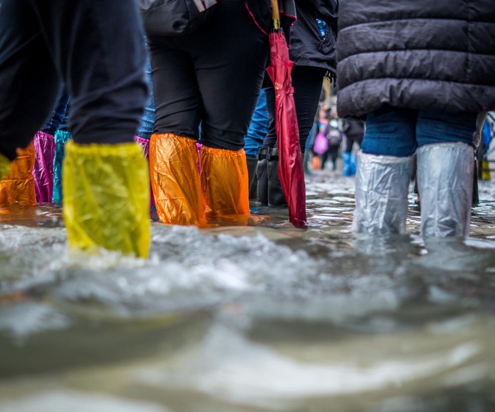 Paraliż komunikacyjny, zalane ulice i jedna ofiara śmiertelna. Hiszpania walczy z wielką wodą