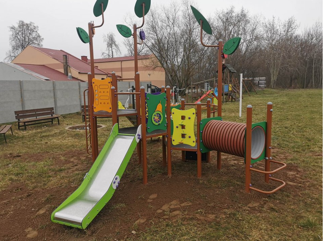 Nowe elementy na placach zabaw w gminie Osieczna
