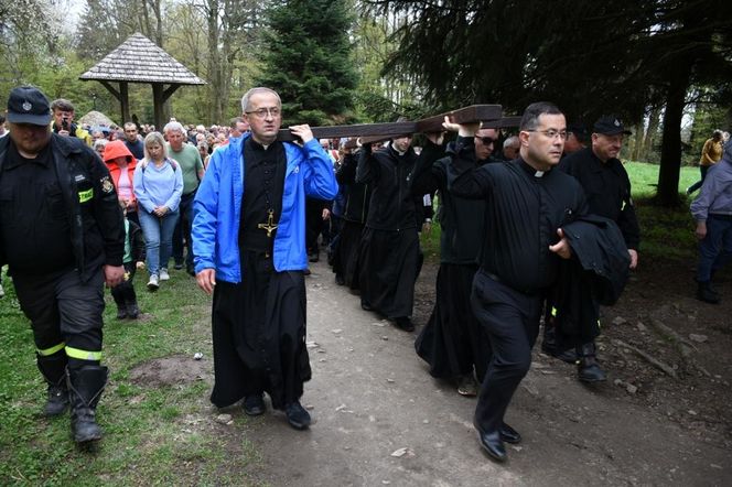 Droga krzyżowa Nowa Słupia - Święty Krzyż. 18 kwietnia 2025