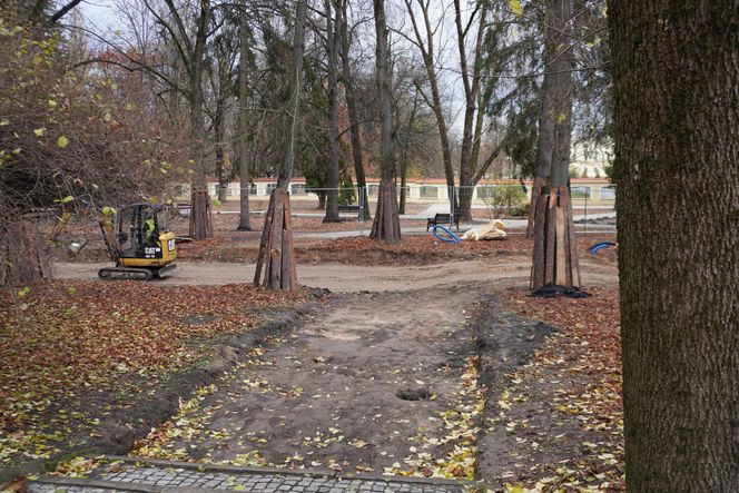 Główne wejście do Parku Planty zagrodzone