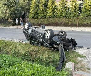 Zderzenie dwóch aut w Kraśniku. Jedno z nich dachowało