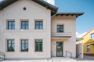 Zabytkowy dworzec w Opalenicy po przebudowie