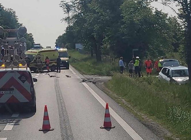 Zderzenie trzech pojazdów w Starym Opolu. Dwie osoby trafiły do szpitala