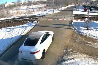  Szokujące nagranie z przejazdu kolejowego. Ominął rogatki i wbił się w pociąg 