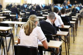 Matura próbna 2021: Fizyka poziom rozszerzony. Jeden szczegół POGRĄŻYŁ maturzystów?! PIERWSZE KOMENTARZE