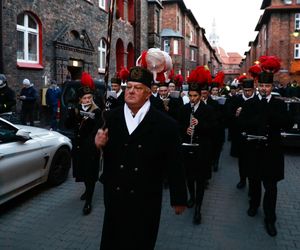 Górnicza orkiestra w Barbórkę budzi mieszkańców Nikiszowca