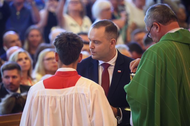 Fałszywy ksiądz zakłócił mszę z udziałem prezydenta Nawrockiego