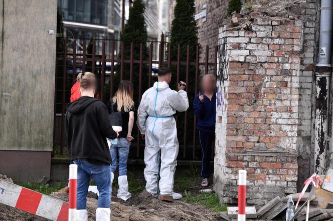 Ciała były zakopane na podwórku. Co się stało w kamienicy w Warszawie? Czy ciał może być więcej?