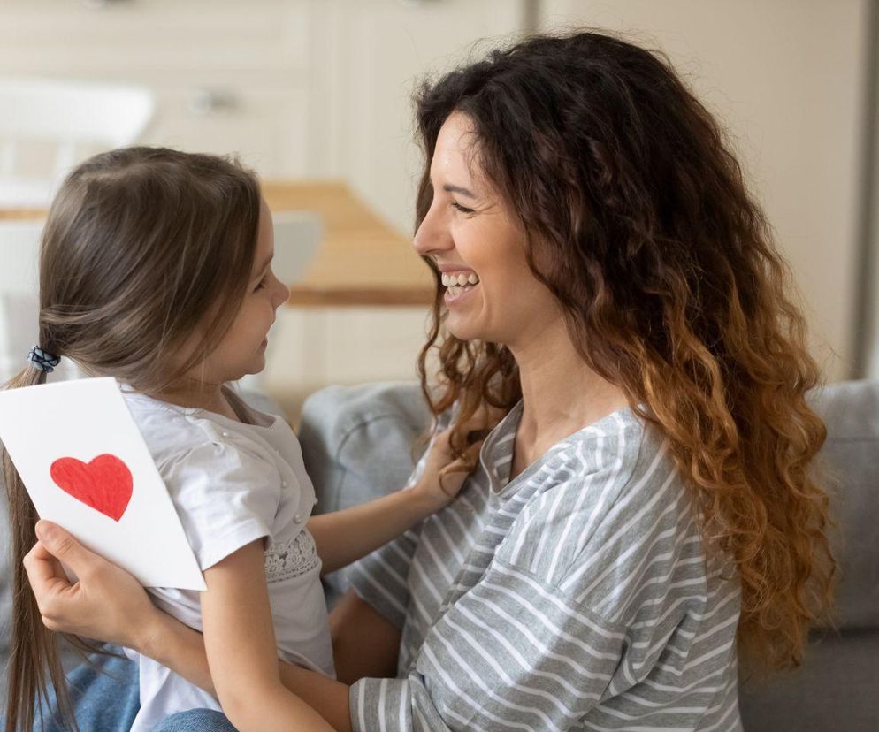 Złóż mamie życzenia w nietypowy sposób! Zaskocz ją kartką na Dzień Mamy