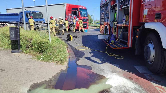 Zderzenie dwóch ciężarówek na Rondzie Gronowo w Lesznie 