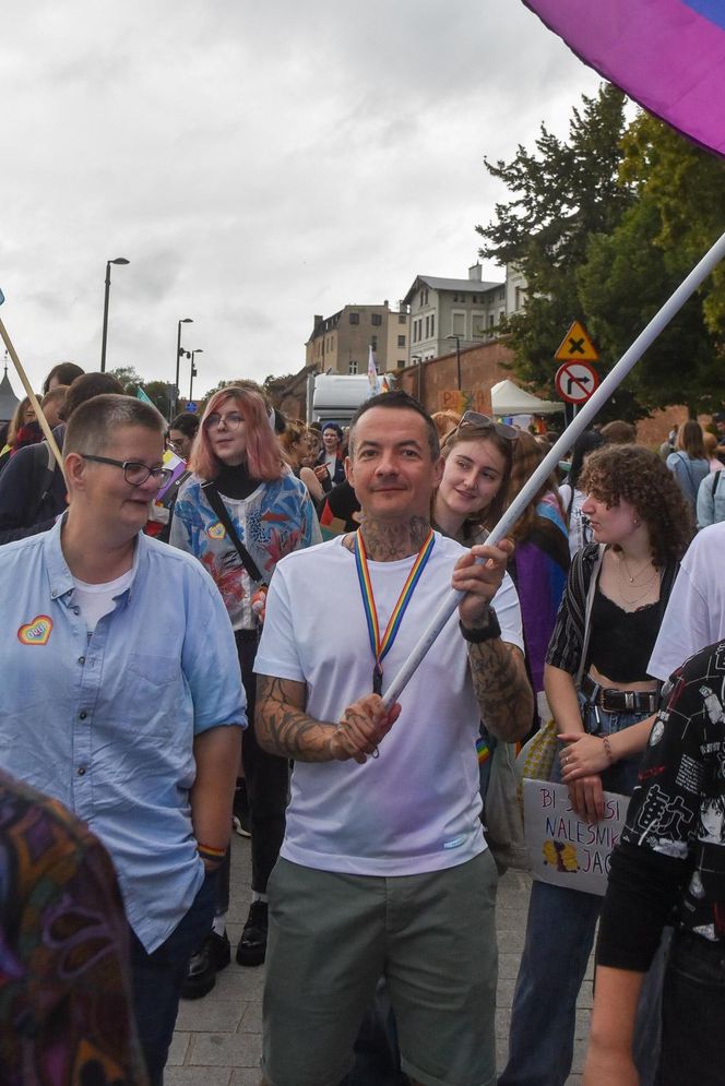 VI Toruński Marsz Równości. Przeciwnicy modlili się w centrum