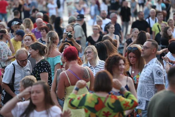 Potańcówka pod Teatrem Śląskim w Katowicach. Tłumy wręcz oszalały ZDJĘCIA