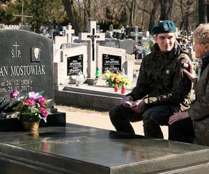 M jak miłość, odcinek 1869: Mateusz przy grobie Lucjana wyjawi Barbarze całą prawdę. Tak wygląda teraz jego życie - ZDJĘCIA