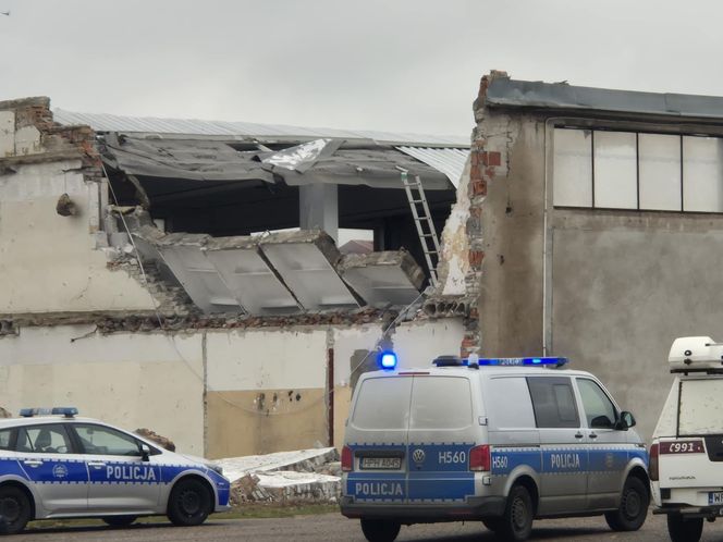 Trwa akcja ratownicza na terenie dawnej zajezdni PKS w Mławie