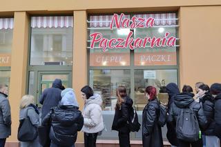 Tłusty czwartek. Tarnowianie ustawiają się w kolejkach po pączki!