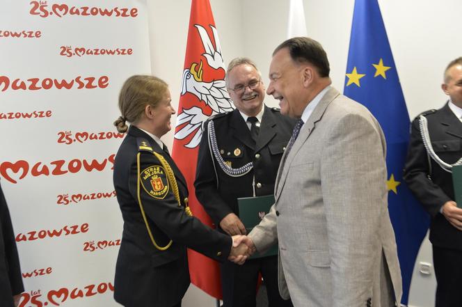 Marszałek nagrodził strażaków ochotników. Obaj uratowali ludzkie życie. „To są bohaterowie!”