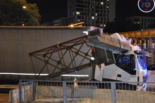 Warszawa: Ciężarówka wbiła się w wiadukt! Kierowca źle wyliczył wysokość [GALERIA]