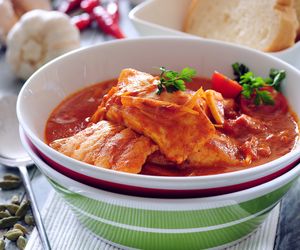 Ryba w zalewie pomidorowej - doskonała przekąska na zimno