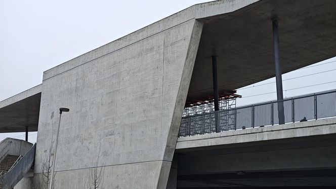 Tak wygląda uszkodzony dach nad przystankiem tramwajowym we Wrocławiu. Miasto zabezpiecza go ogromnymi podporami 