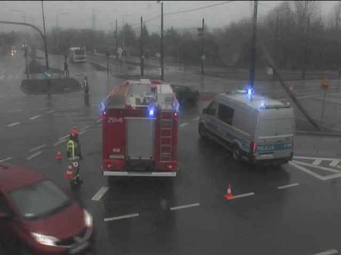 W centrum Bydgoszczy osobówka zderzyła się z autobusem miejskim. Policjanci wskazują sprawcę