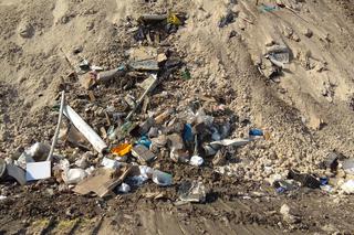 śmieci na terenie wyrobiska w Olszewicach