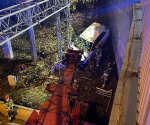 Groźny incydent w Warszawie. Samochód spadł z wiaduktu trasy S8