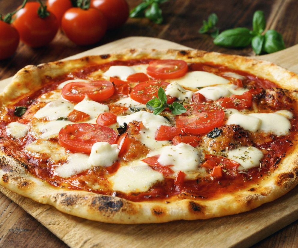 pizza z kurczakiem i warzywami