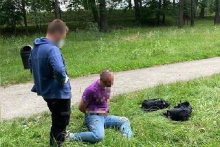 Wrocław: Wciągał narkotyki na ławce w parku. Pobudzony 22-latek zaatakował policjantów