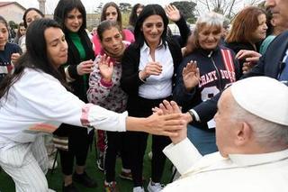 Papież umył nogi więźniarkom