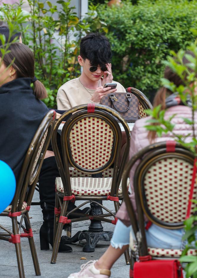 Idol nastolatek przyłapany przez paparazzi w stolicy!