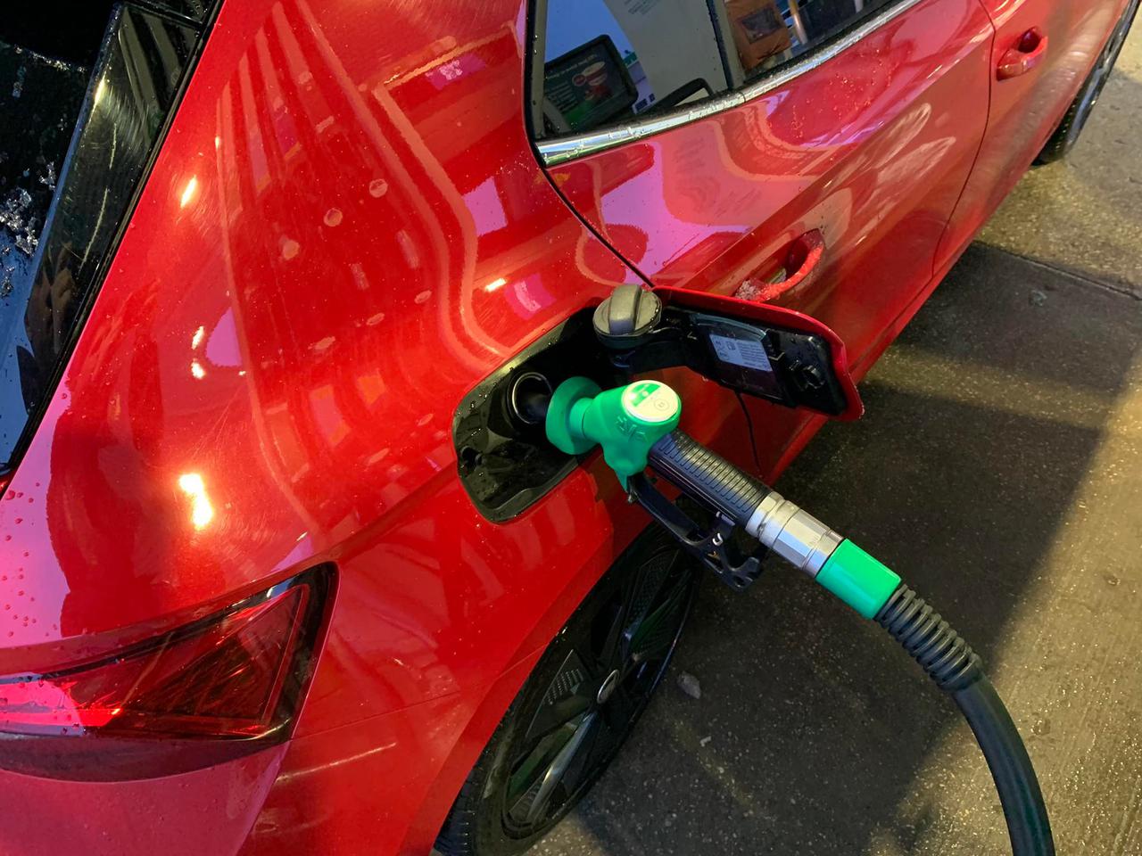 Ceny paliw w poniedziałek, 4 kwietnia. Za ile zatankujesz samochód i dlaczego tak drogo?