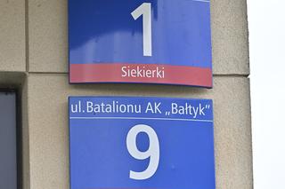 Kuriozum na Mokotowie. Dwie różne tabliczki jedna pod drugą. Jaki to adres?