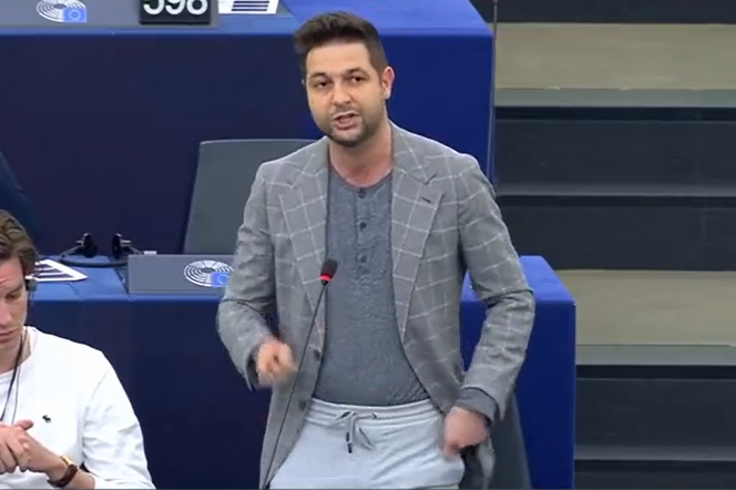 Patryk Jaki w dresach w Europarlamencie? Nie, to eleganckie spodnie z gumką.