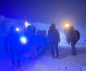 Turyści prawie zamarzli w rejonie Śnieżnych Kotłów. Pomogli im goprowcy