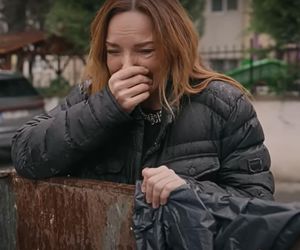 Wichrowe wzgórze. Songul wyląduje na ulicy i będzie szukała jedzenia w śmietnikach! Z damy w żebraczkę? - ZDJĘCIA