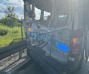 Ciężarówka z konwoju staranowała radiowóz.