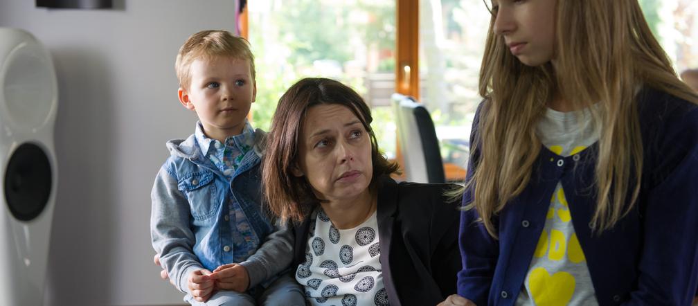 Na Wspólnej odc. 2191. Weronika (Renata  Dancewicz), Antosia (Gabrysia Jeżółkowska), Kacper (Jakub Koba)