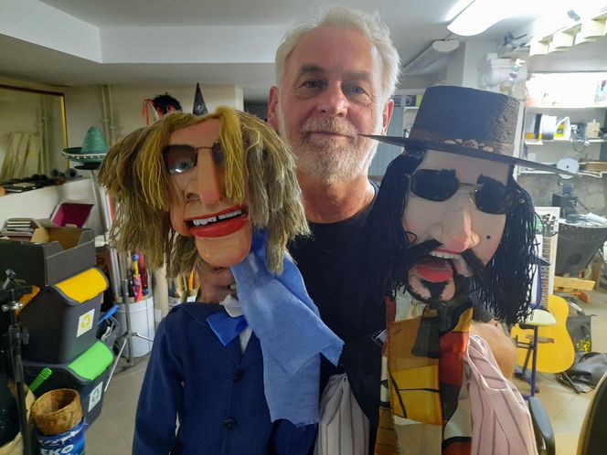 Marek Kopczyński i lalki jego autorstwa, przedstawiające Zbigniewa Wodeckiego i Czesława Niemena