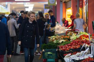 Hanna Zdanowska robi zakupy na bazarku