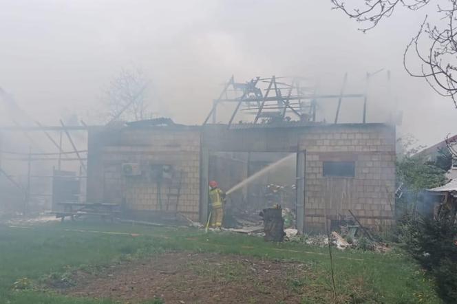 Pożar budynku ze środkami ochrony roślin w pow. zamojskim