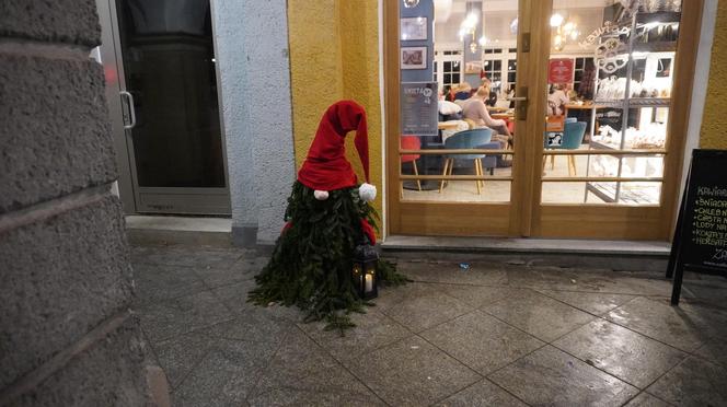 Świąteczne iluminacje w Olsztynie zachwycają. Prawdziwą „gwiazdą” jest choinka na starówce [ZDJĘCIA]